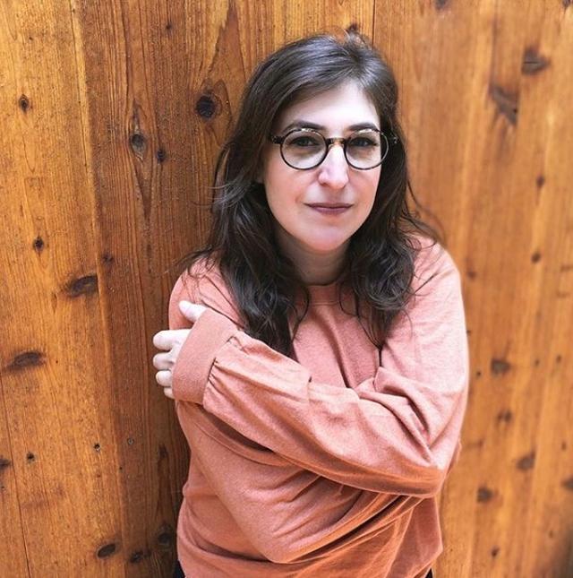 画像: 女優のメイム・ビアリクは、オレンジ色のトップスを着用。©Mayim Bialik