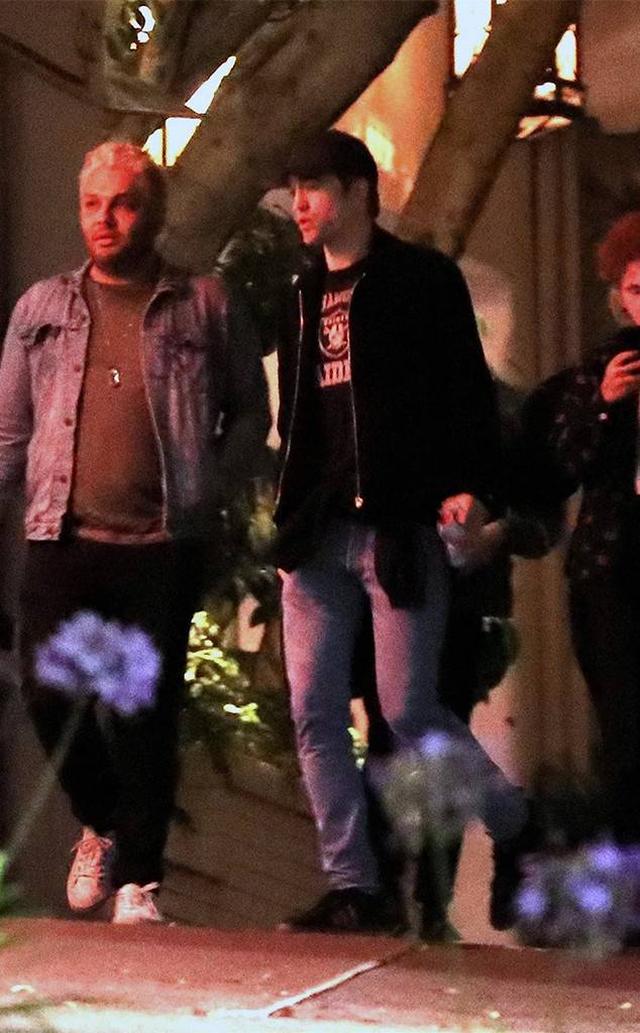 画像: キャップを被っている男性がロバート。©Instagram/kstewartfans