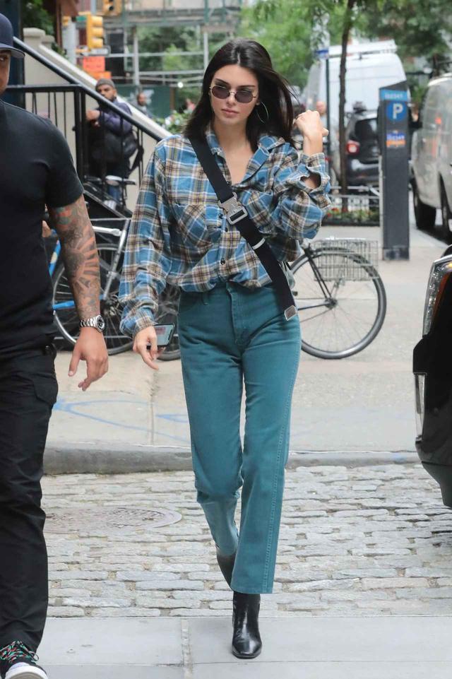 画像: ケンダル・ジェンナー流、チェック柄シャツをオシャレに着こなすテクとは?