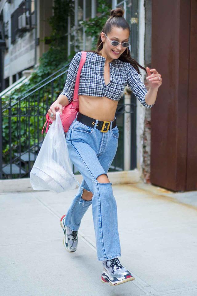 画像1: ベラ・ハディッド、街中で「下乳」ポロリ