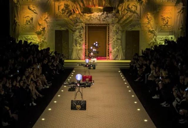 画像: Dolce & Gabbanaの2018年秋冬コレクションのランウェイに登場したドローン。