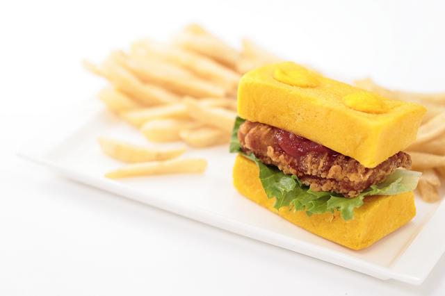 画像: レゴチキンバーガーセット 1,520円【チキン・ダイナー】サクサクのチキンをはさんだバーガー。 トマトソース、タルタルソースから選べる。