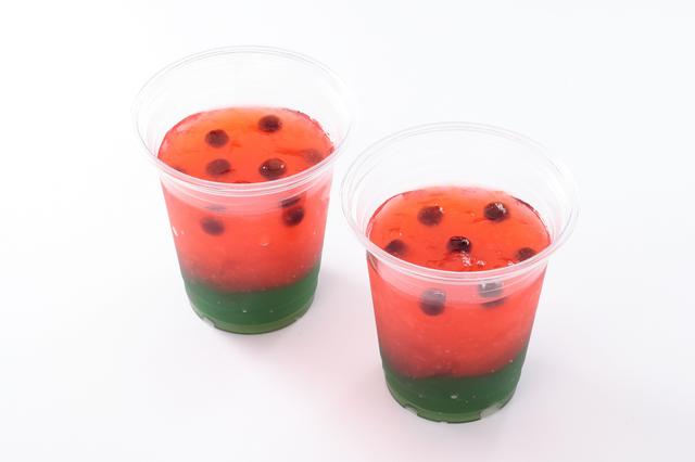 画像: スイカのゼリードリンク 450円 スイカ味のゼリー状のドリンク。種にみたてたタピオカが入っている。