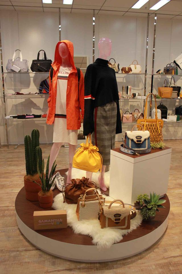 画像: 左ロングTワンピ:9,600円、右トップス:1万8,800円、スカート1万6,800円
