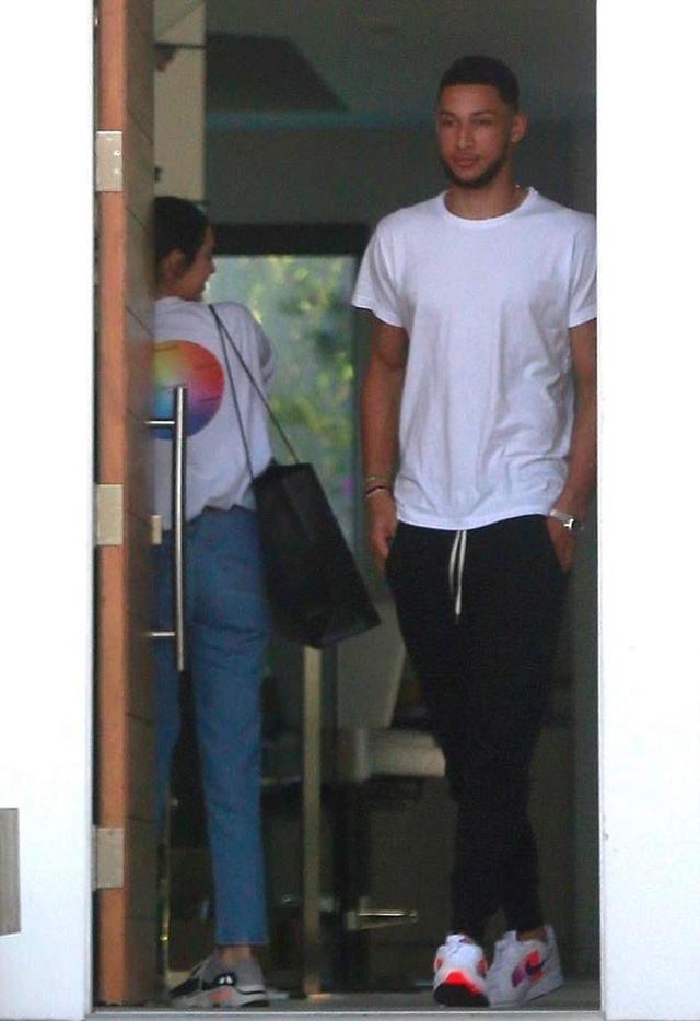 画像2: 親友の弟と「濃厚キス」を激写されるも…