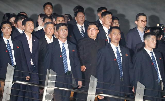 画像: シンガポールに到着し、ボディガードに囲まれて移動する金委員長。