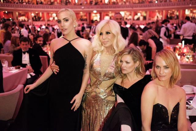 画像: 左から:シンガーのレディー・ガガ、ドナテラ、モデルのケイト・モス、女優のアンバー・バレッタ。©Donatella Versace / Instagram