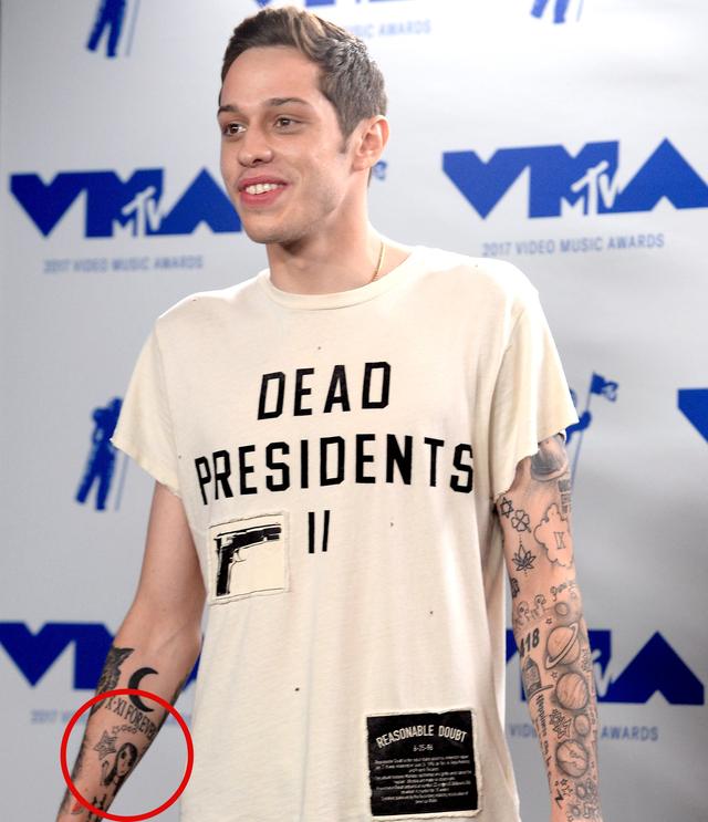 画像: 2017年7月のMTV VMAより。右腕内側にキャジー・デヴィッドの顔がタトゥーが入っている。