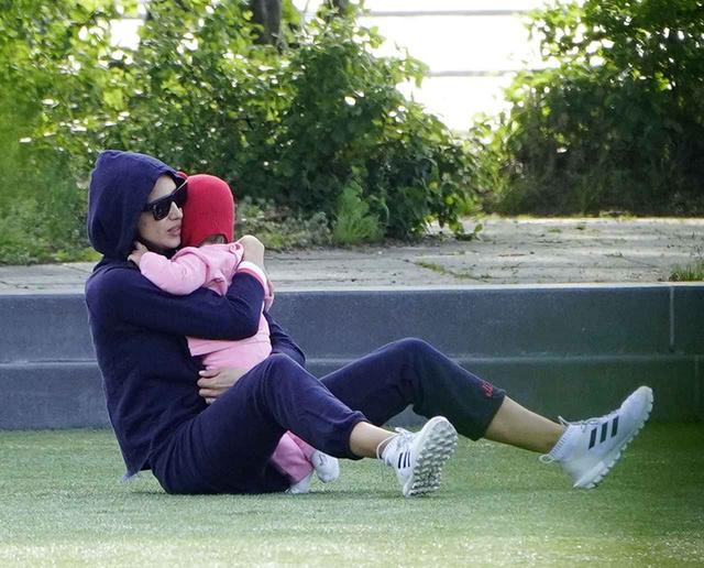 画像6: 1歳にしてすでに「パパっ子」、ブラッドリー・クーパーと愛娘が愛おしい【写真アリ】