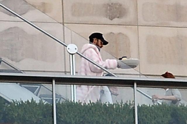 画像: ジェニファー・ローレンス宅の屋上パーティを訪れたエマ&ジャスティン。
