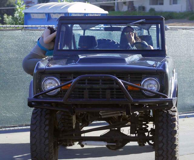 画像4: キム・カーダシアン、いかつすぎる車に乗るのに一苦労