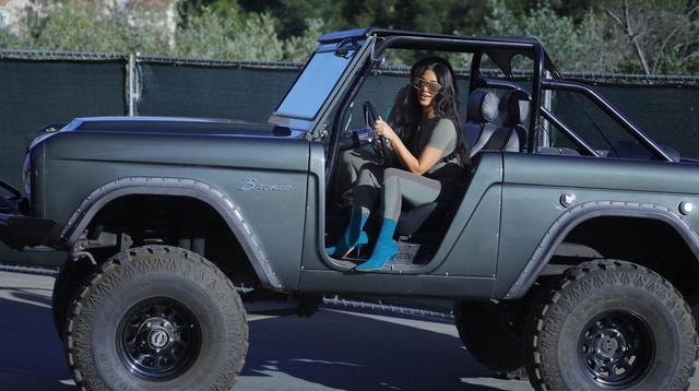 画像5: キム・カーダシアン、いかつすぎる車に乗るのに一苦労