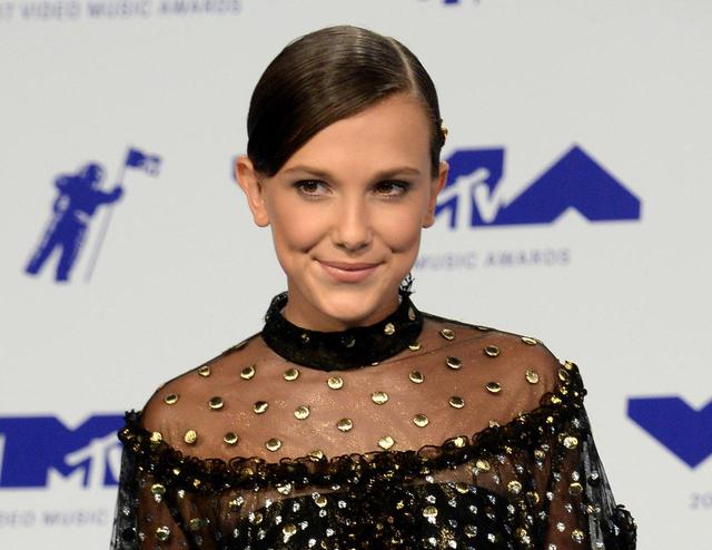 画像1: ミリー・ボビー・ブラウン、欠席したアワードにある方法で出席
