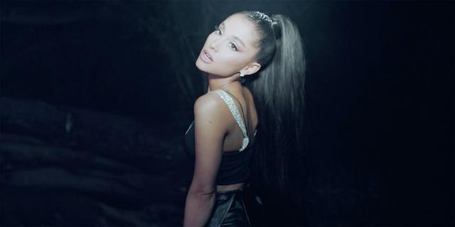 画像1: アリアナ・グランデ新MV「ザ・ライト・イズ・カミング」の舞台は真っ暗闇!