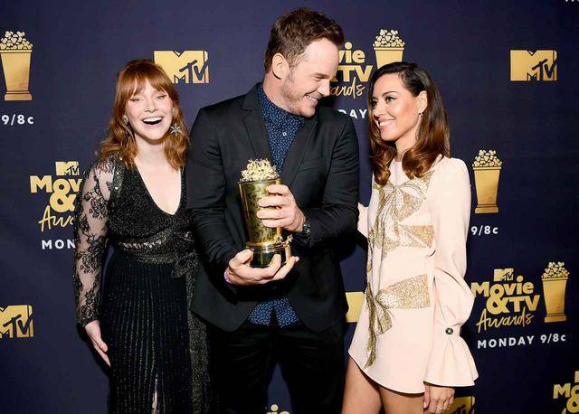 画像: クリスのジェネレーション賞受賞を、映画『ジュラシック・ワールド』シリーズで共演する女優のブライス・ダラス・ハワード(左)と、かつてクリスとドラマ『パークス・アンド・レクリエーション』で共演していた女優のオーブリー・プラザがお祝い。