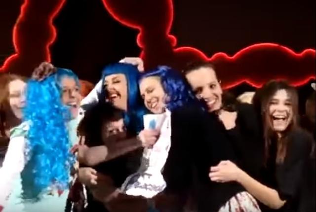 画像: 一番右端の女性がデビュー前、当時15歳のデュア。©Dua Lip Updates/ Youtube