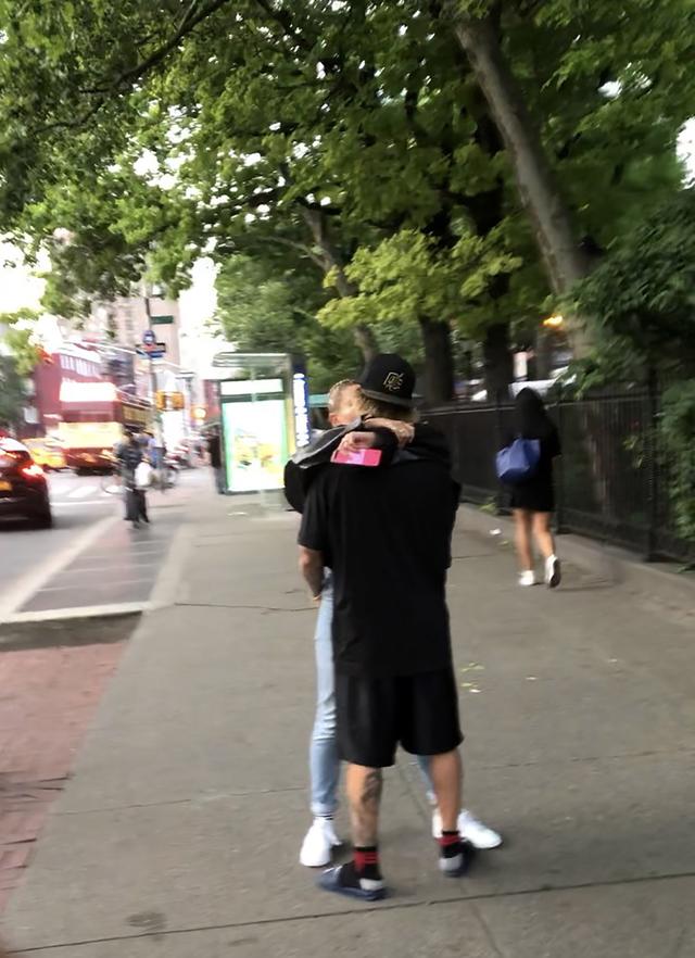 画像1: ジャスティン・ビーバー、路上キス中にウワサの彼女のお尻を「ムギュ」
