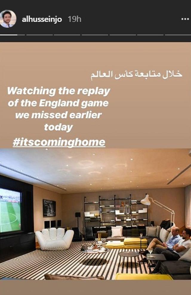 画像: まるで映画館のスクリーンのような巨大画面のテレビで試合観戦。©alhusseinjo/Instagram Story