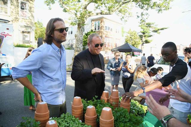 画像: マイケル・コース、ニューヨーク復興プロジェクトとコミュニティ・ガーデンのオープニングを祝福