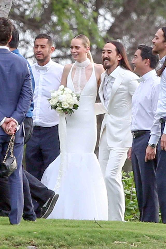 画像: オーストラリア人モデルのティアーナン・カウリングとハワイで結婚式を挙げた時の様子。