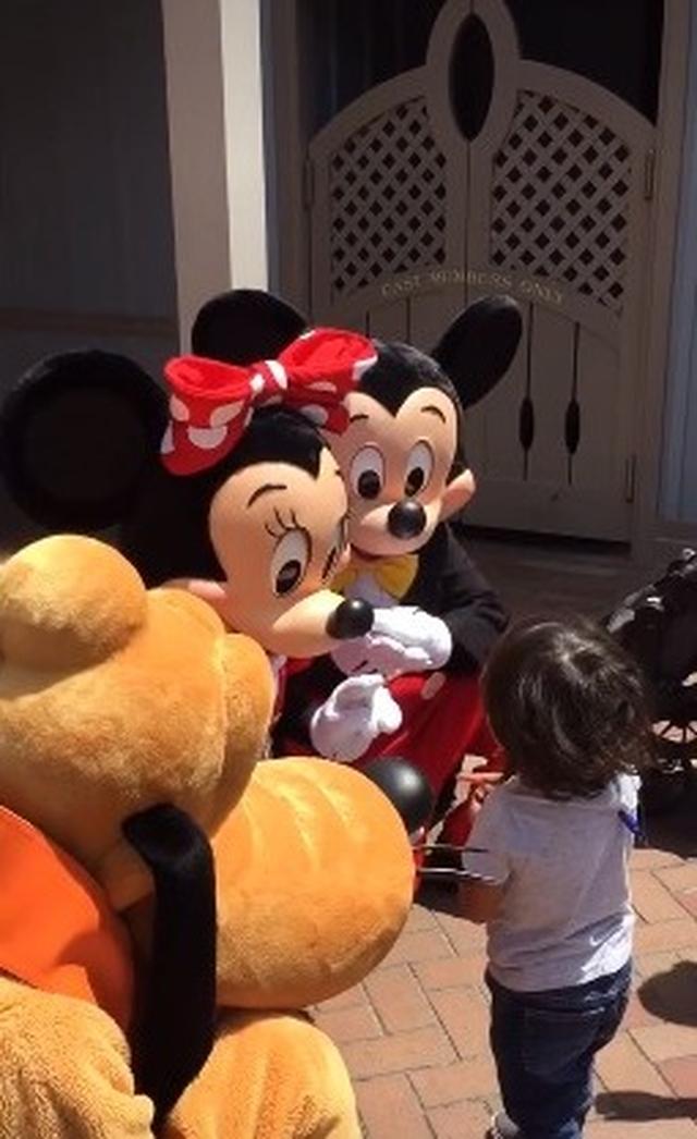 画像: ディズニーランドで聴覚障害の子供を見つけたミッキー&ミニーの神対応がさすが