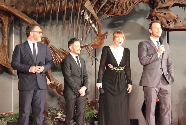 画像: 左から脚本のコリン・トレヴォロウ、J.A.バヨナ監督、ブライス、クリス。