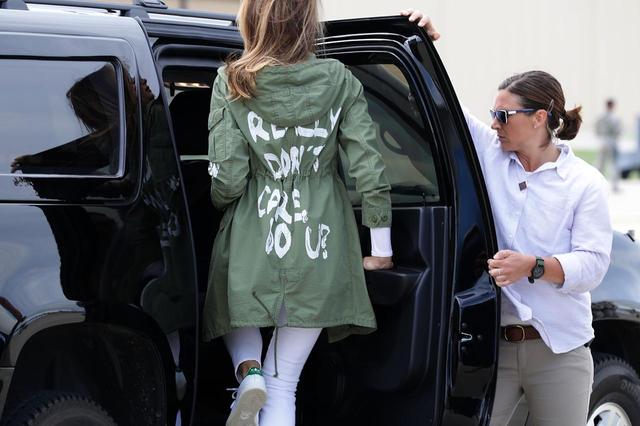 画像: トランプ政権がメキシコからの不法移民の子供と親を引き離し、まるで檻のような設備の中で拘留していた問題で、子供たちの様子を憂いたメラニア夫人がテキサス州にある収容施設を訪問。 しかし、その際着ていたジャケットの背中に「本当のところ、どうでもいい。あなたは?」というメッセージが書かれていたことで、世間から大バッシングを受けることとなった。