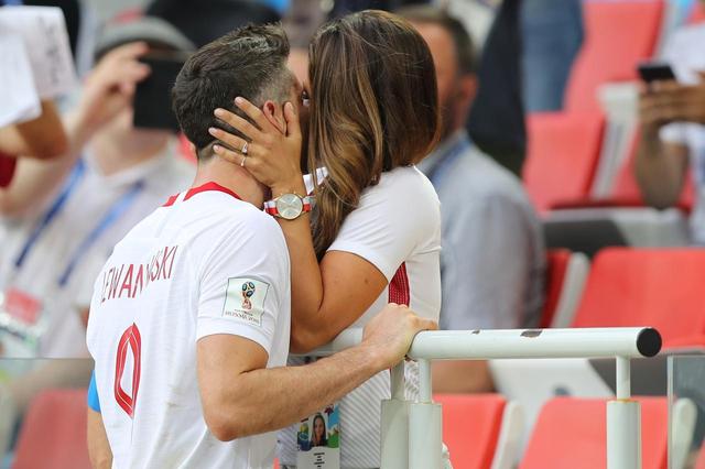 画像2: 【サッカーW杯】日本と対戦、ポーランド代表選手と妻の「濃厚キス」がドラマチック