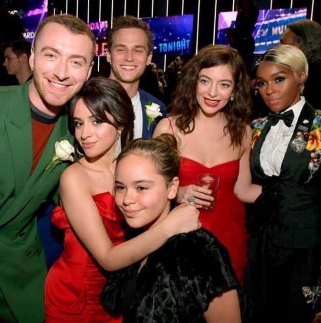 画像: 残っているのはグラミー賞でのカミラ・カベロらとのグループ写真のみ。©instagram/samsmithworld