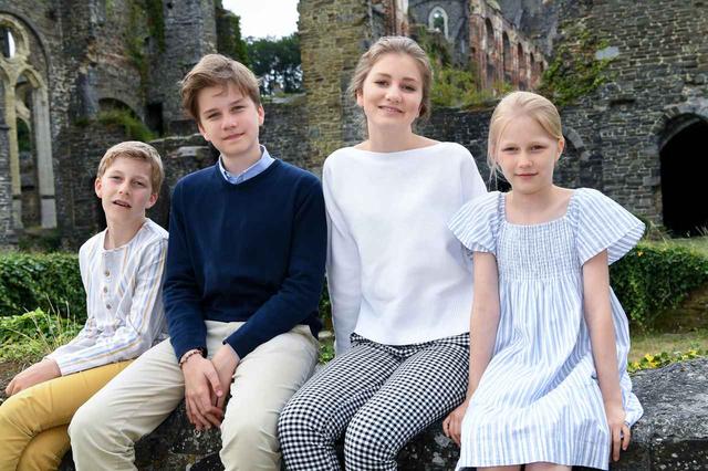 画像: 左から次男エマニュエル王子(12)、長男ガブリエル王子、長女エリザベート王女(16)、次女エレオノー王女(10)。