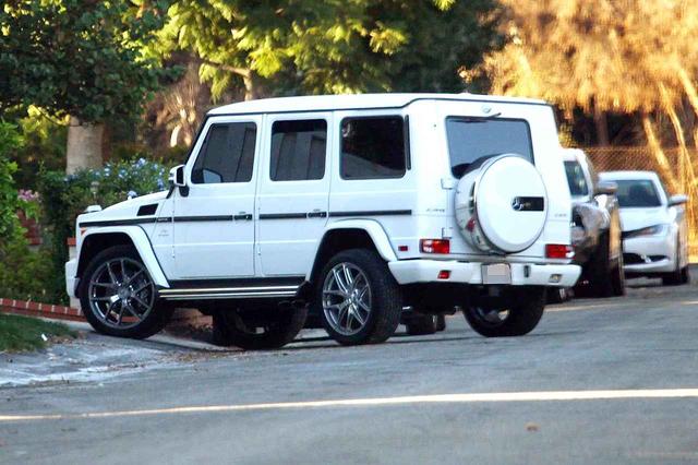 画像: セレーナ宅の前に停められたジャスティンの愛車。