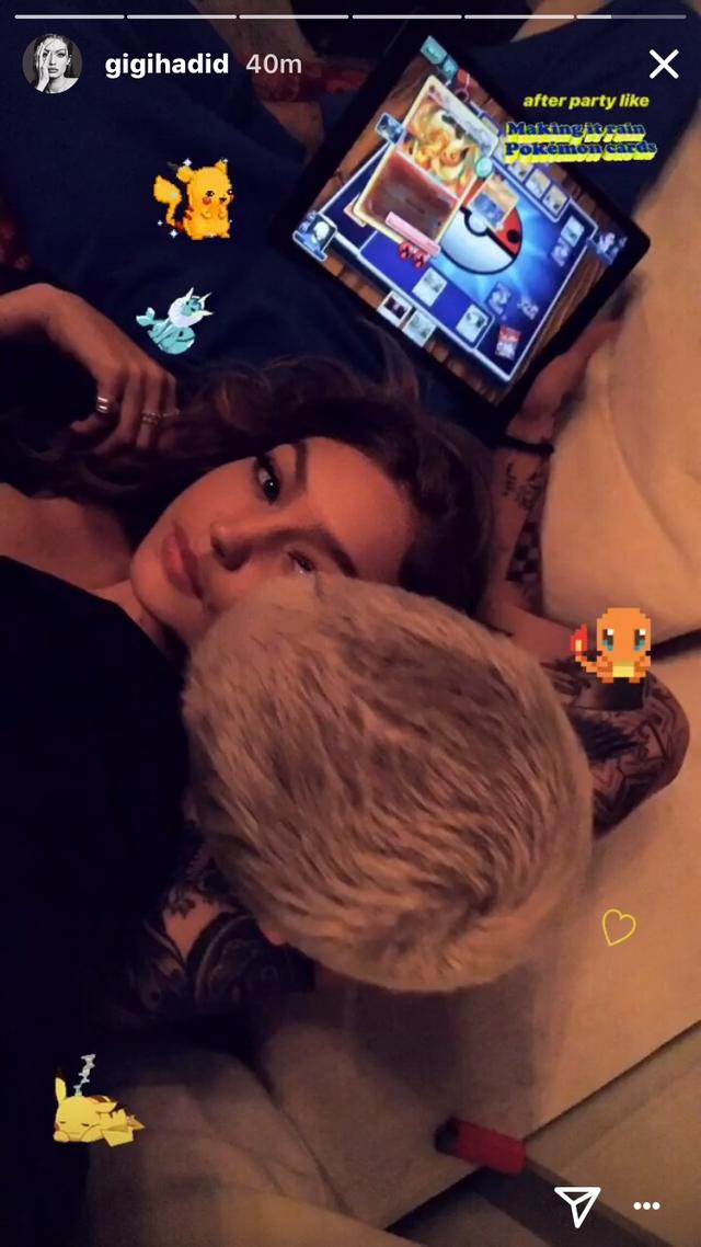 画像: ジジが公開したゼインに膝枕してもらう様子の写真。©Gigi Hadid/ Instagram