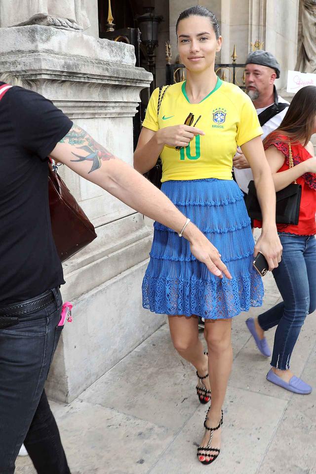 画像1: アドリアナ・リマ、ある方法でサッカーブラジル代表愛を炸裂させる