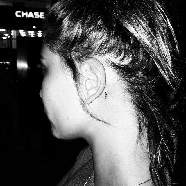 画像: ヘイリーの耳の後ろに入った「g」のタトゥー。©Hailey Baldwin / Instagram www.instagram.com