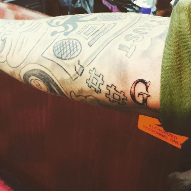 画像: ジャスティンの「G」のタトゥー。©Justin Bieber/ Instagram www.instagram.com