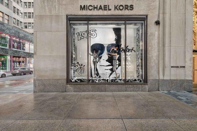 画像: ニューヨークにあるマイケル・コース ロックフェラー店でのディスプレイイメージ