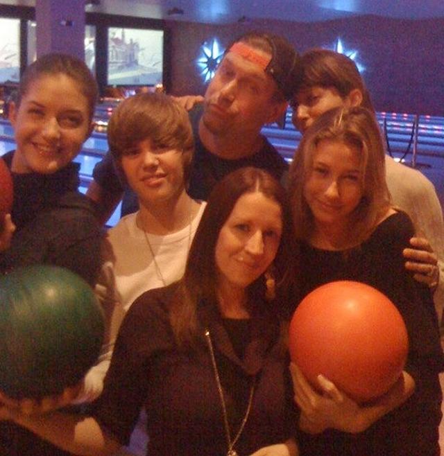 画像: ジャスティン(中央)とヘイリー(一番右)は2009年に出会った。©Justin Bieber/Twitter