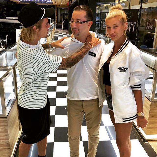 画像: 店のスタッフと話すジャスティン。 www.instagram.com