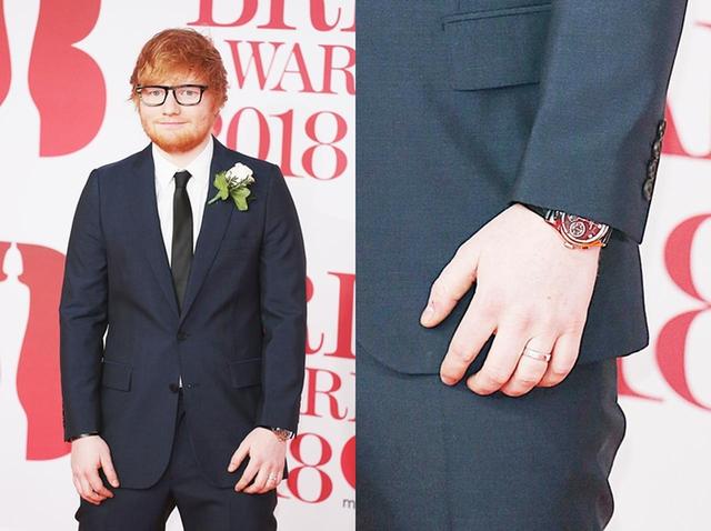 画像: 婚約後に行われたブリット・アワードに婚約指輪を着けて登場したエド・シーラン。