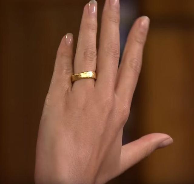 画像: 金塊を溶かして作った結婚指輪。