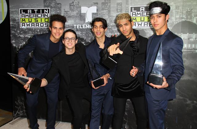 画像: CNCO、2017年10月のラテン・アメリカン・ミュージック・アワードにて。