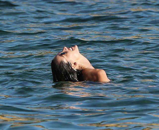 画像2: アレッサンドラ・アンブロジオの美しい水着姿が撮影のよう