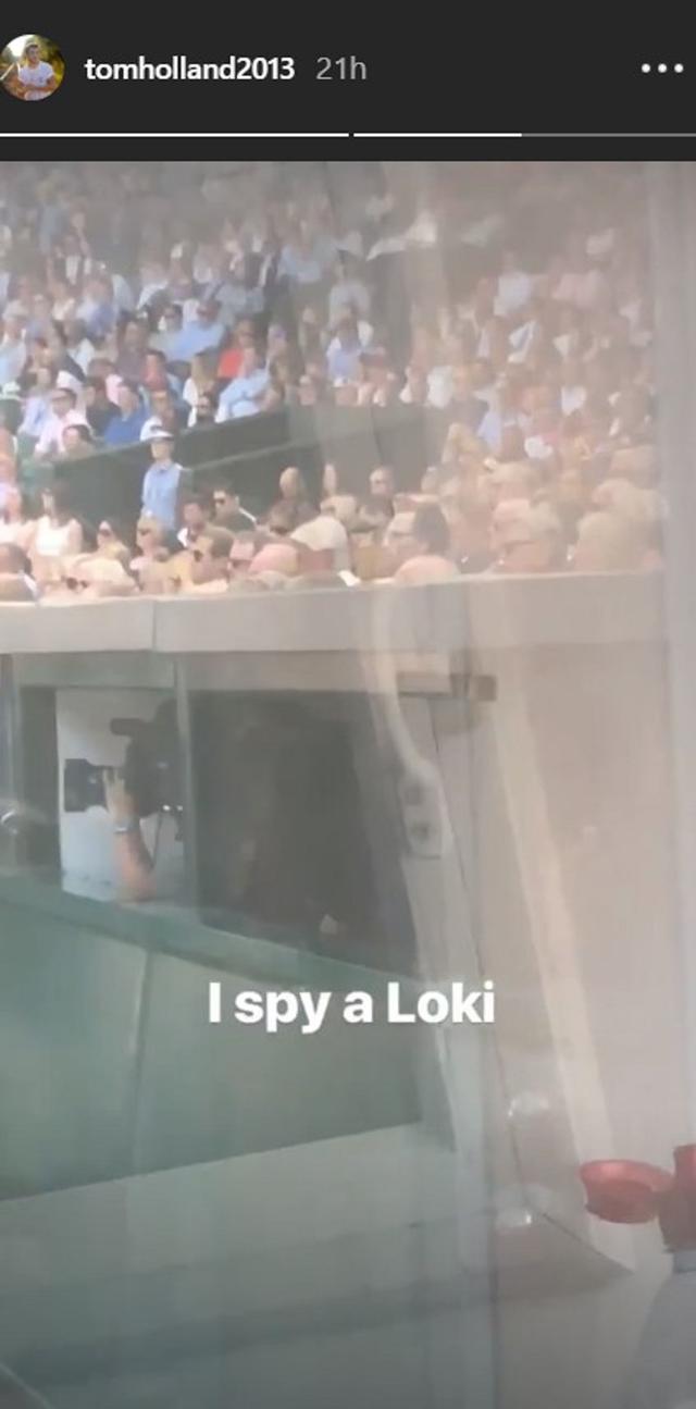 画像: 「ロキをスパイ中」。©Tom Holland / Instagram