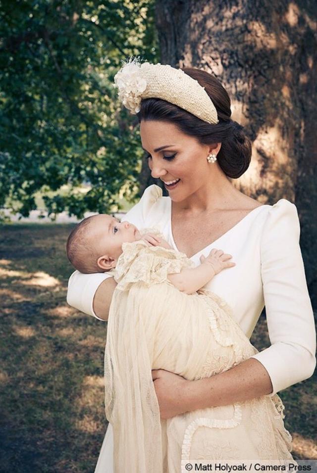 画像: この写真では少しだけ目を開けているものの…。©Kensington Palace / Twitter twitter.com