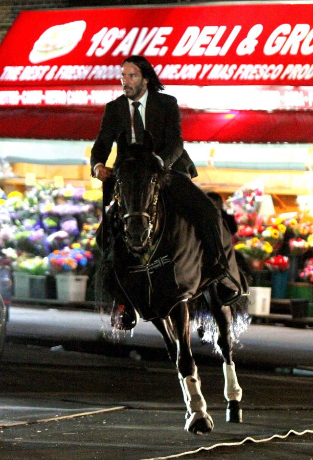 画像3: キアヌ・リーブス、スーツ姿で馬にまたがりニューヨークを疾走