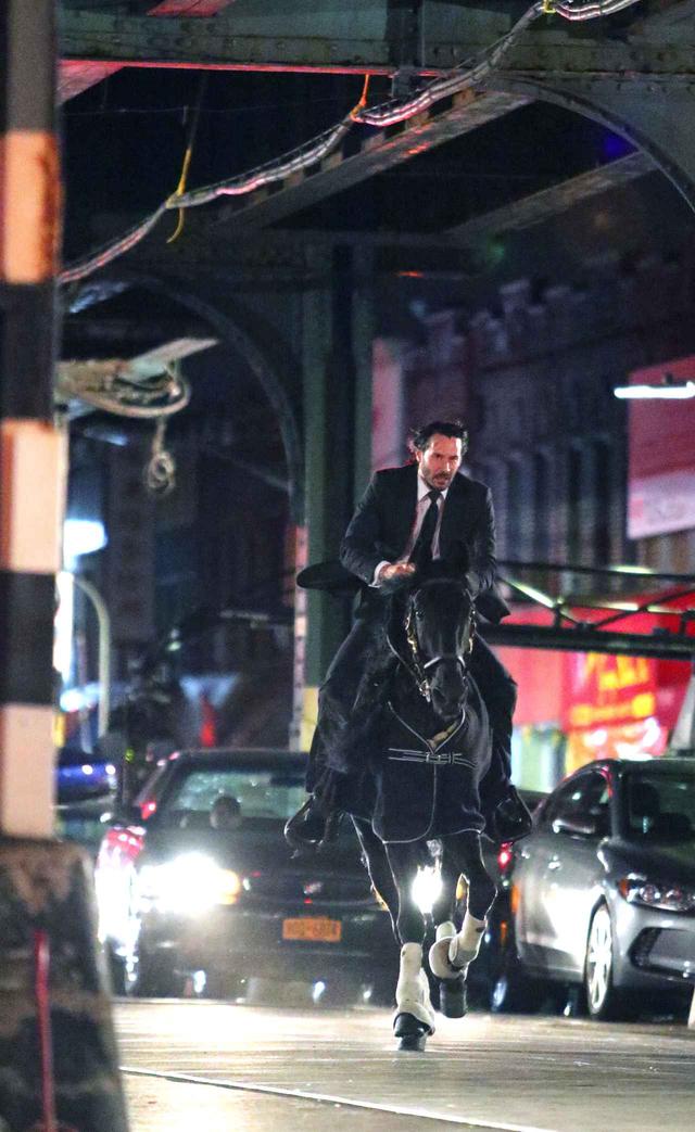 画像5: キアヌ・リーブス、スーツ姿で馬にまたがりニューヨークを疾走