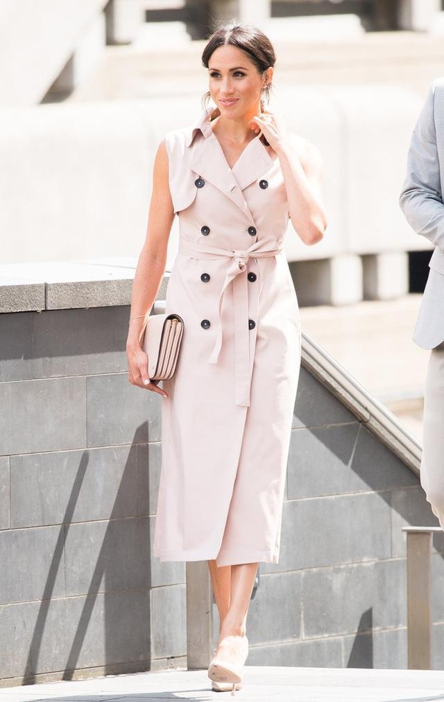 画像2: メーガン妃、上品かつヘルシーな「トレンチコート風ワンピ」姿が眩しい!