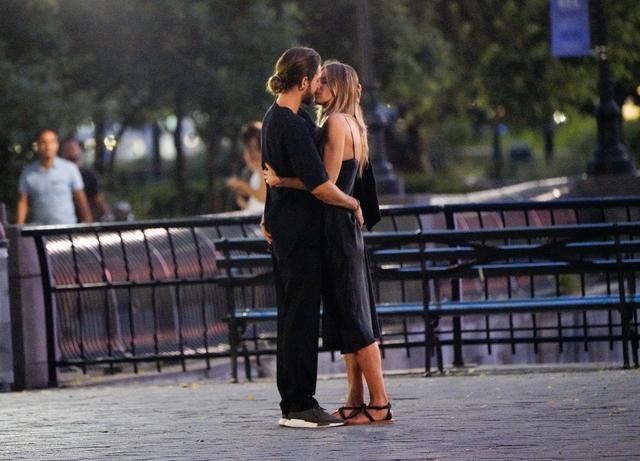 画像3: ハイディ・クルムと16歳年下美男子の「路上キス」が映画級にステキ