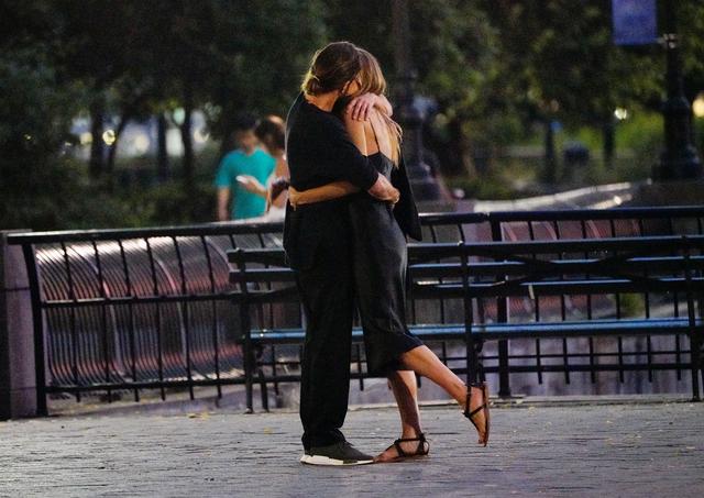 画像5: ハイディ・クルムと16歳年下美男子の「路上キス」が映画級にステキ