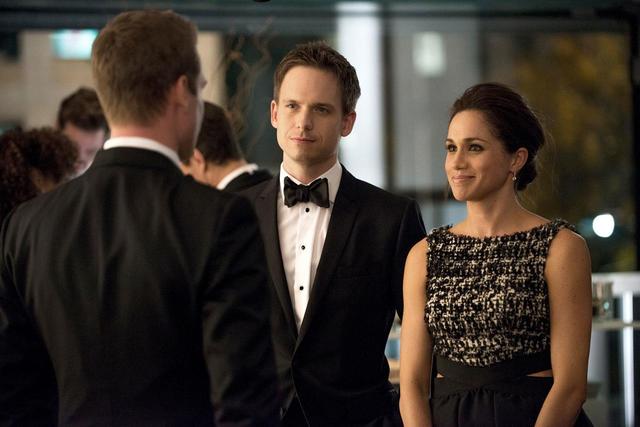 画像: ドラマ『SUITS/スーツ』のワンシーン。パトリックとメーガン妃。